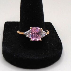Pink Glass Solitaire Ring Sz 10 – Princess Cut Glam in Gold-Tone